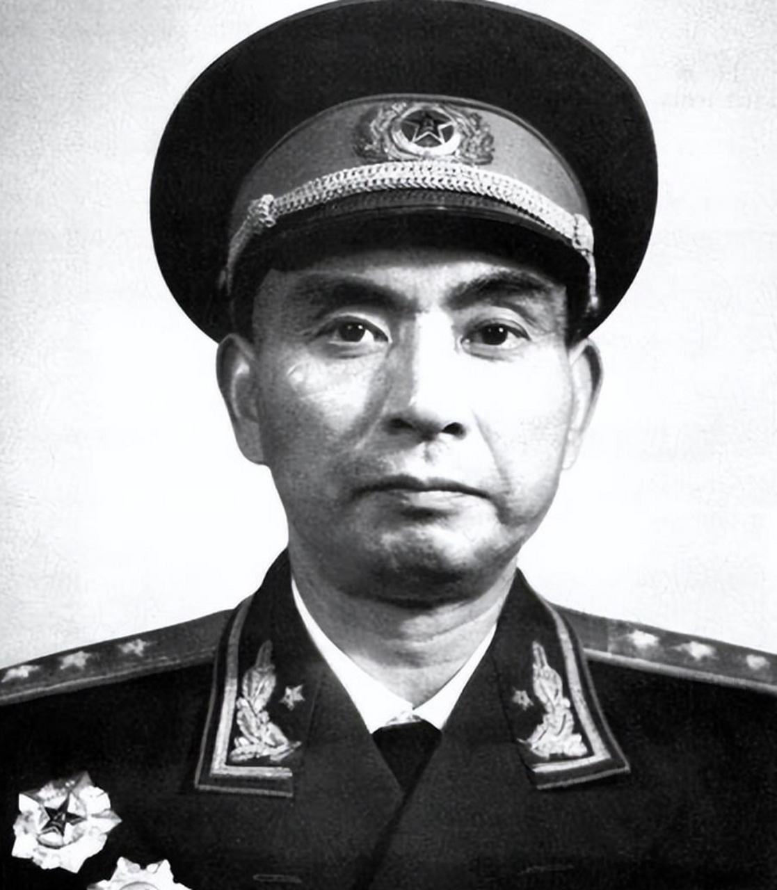 1949年,一警察局長暗殺我軍司令,動手前卻發現:竟是自己堂兄弟.