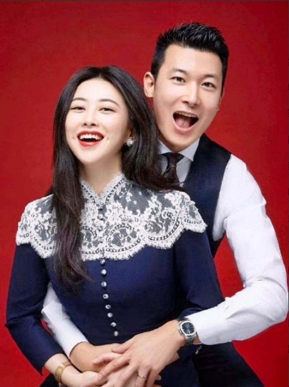 演员朱珠晒出笑容灿烂甜蜜照片,满脸幸福,这应该就是嫁给爱情的样子吧
