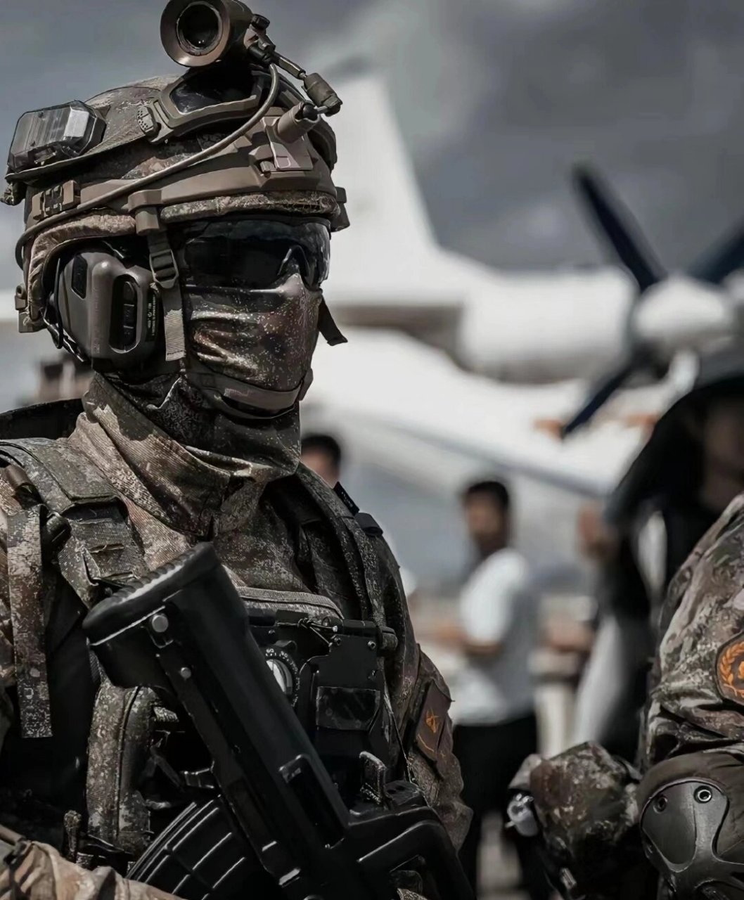 最帅天团无人反驳  长春航展上,空降兵展示了一系列先进的迷彩装备.