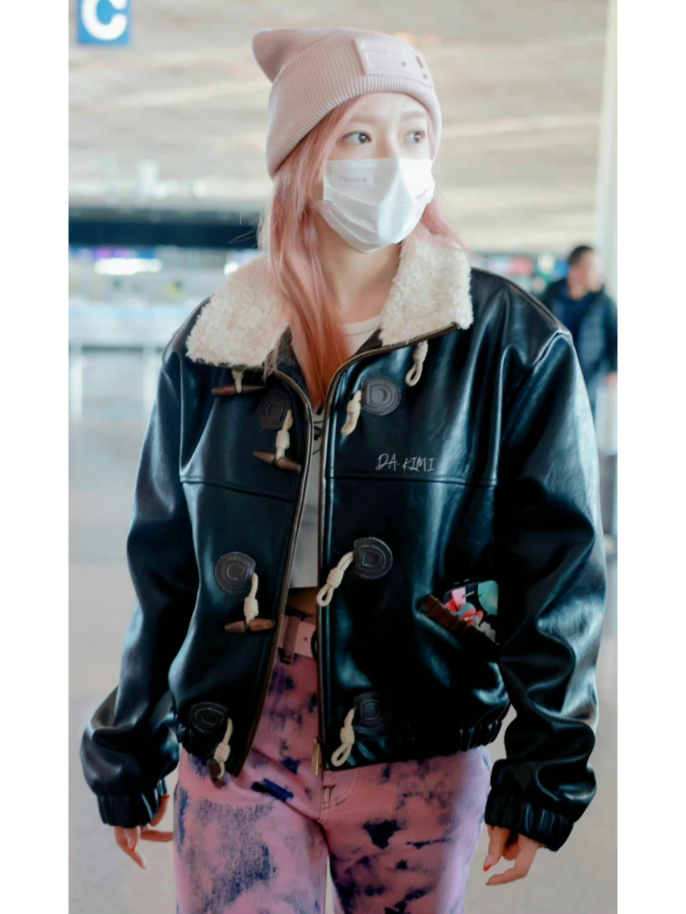 程潇机场穿搭,今天是甜飒酷女孩