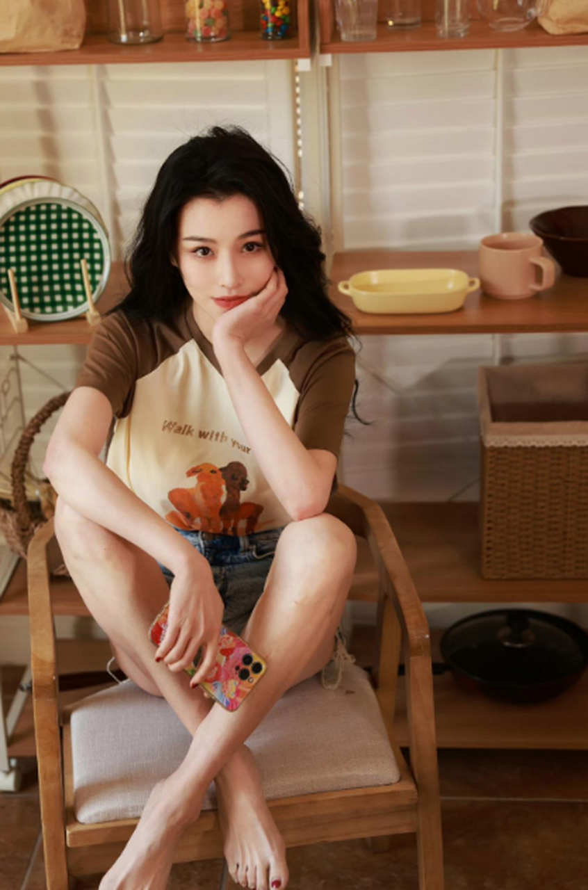 葛天黄色半截袖配牛仔短裤,漏出白嫩修长的美腿,太性感迷人啦.