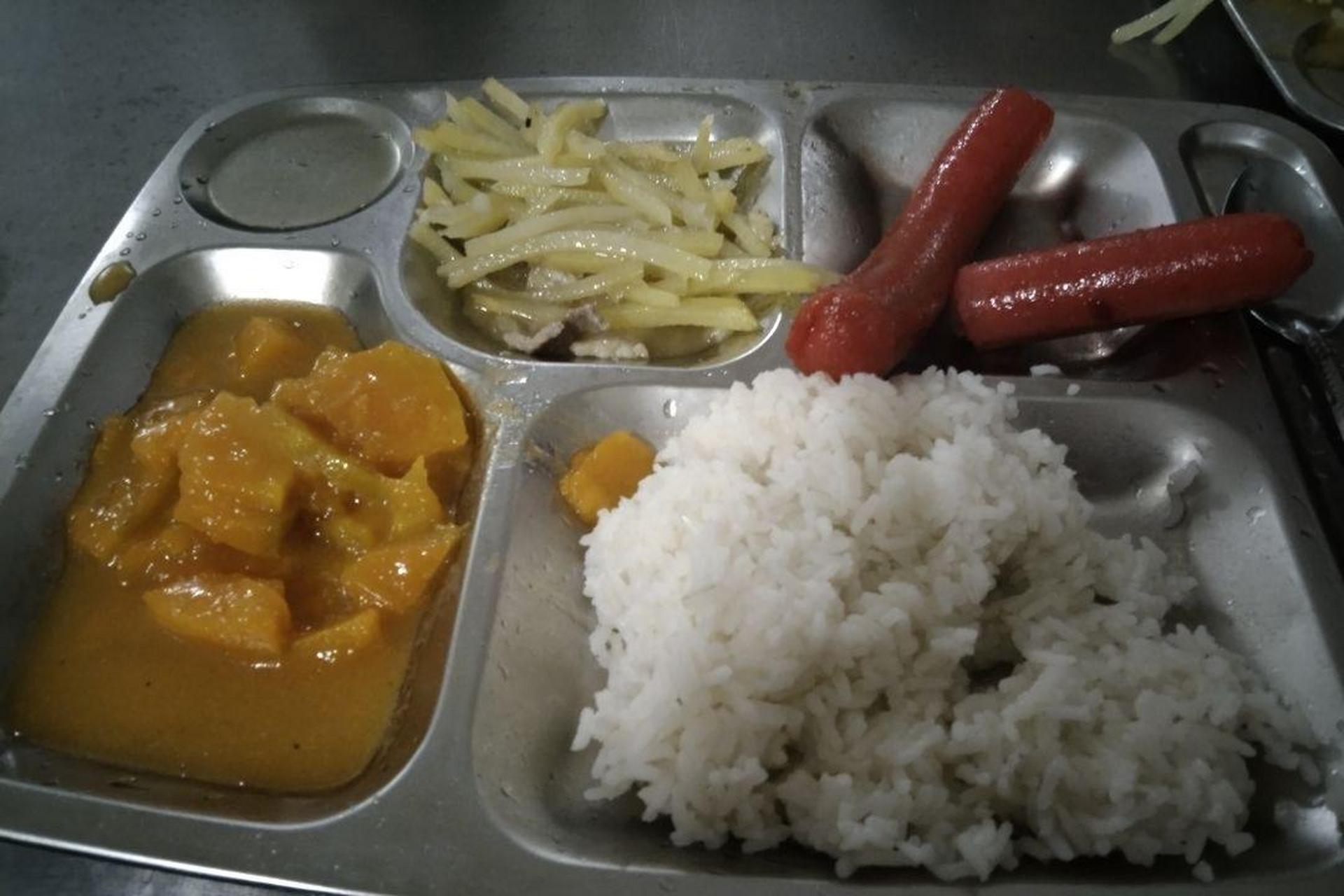 网友:学校食堂的饭菜,真的是不给一点肉吗?