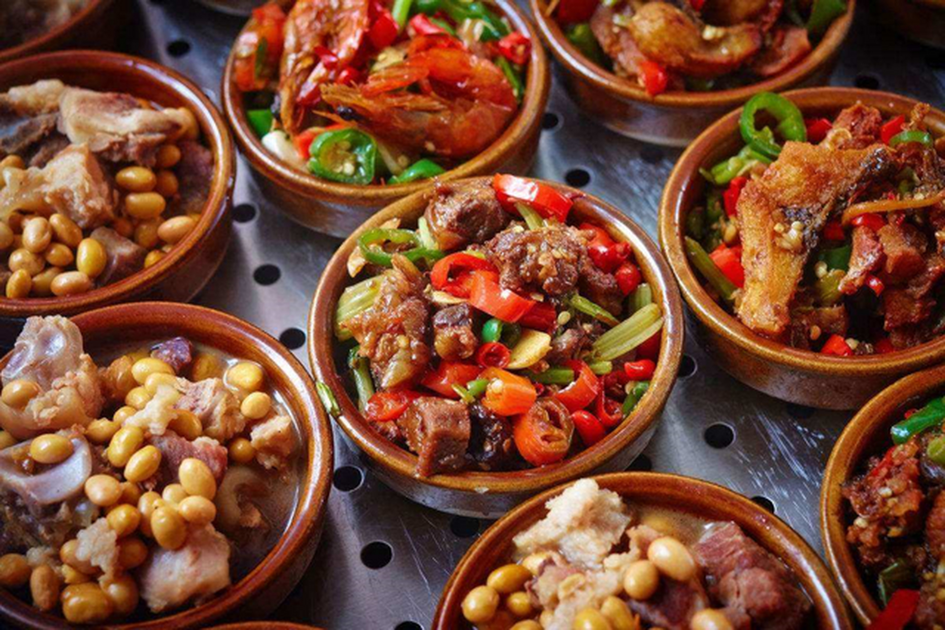 浏阳蒸菜是一道湖南的传统名吃,属于湘菜,含油脂少,热量低,易于消化