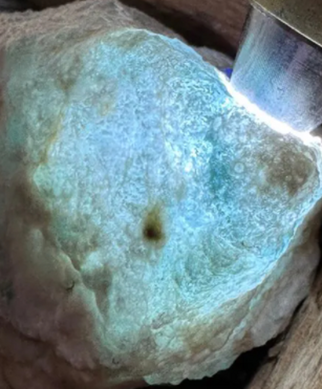 点击头像看直播##翡翠原石# 110克,木纳脱沙料,皮卡整体脱沙,脱沙