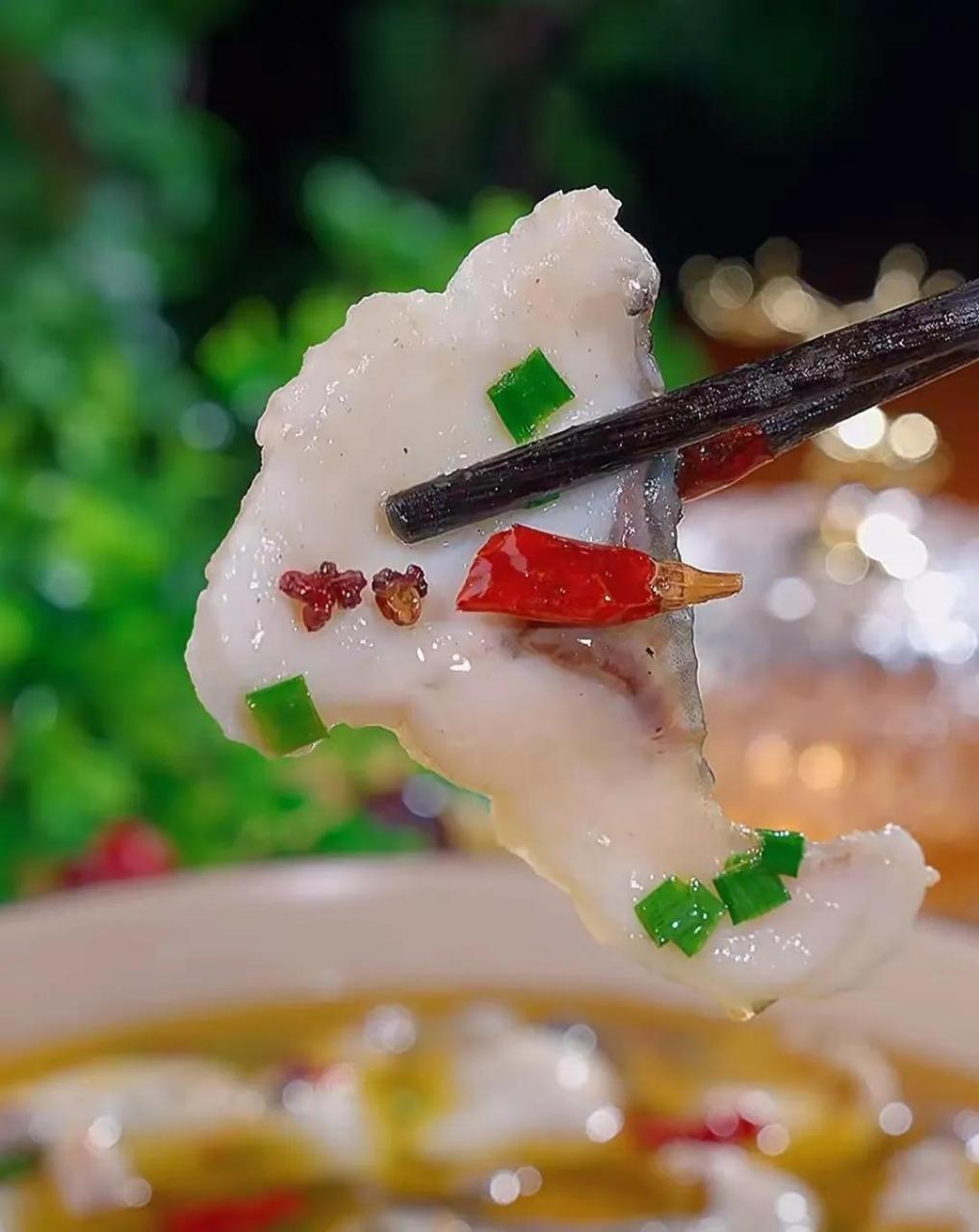 分享《酸汤鱼片》的详细制作方法酸汤鱼片是一道四川菜系中传统的菜品