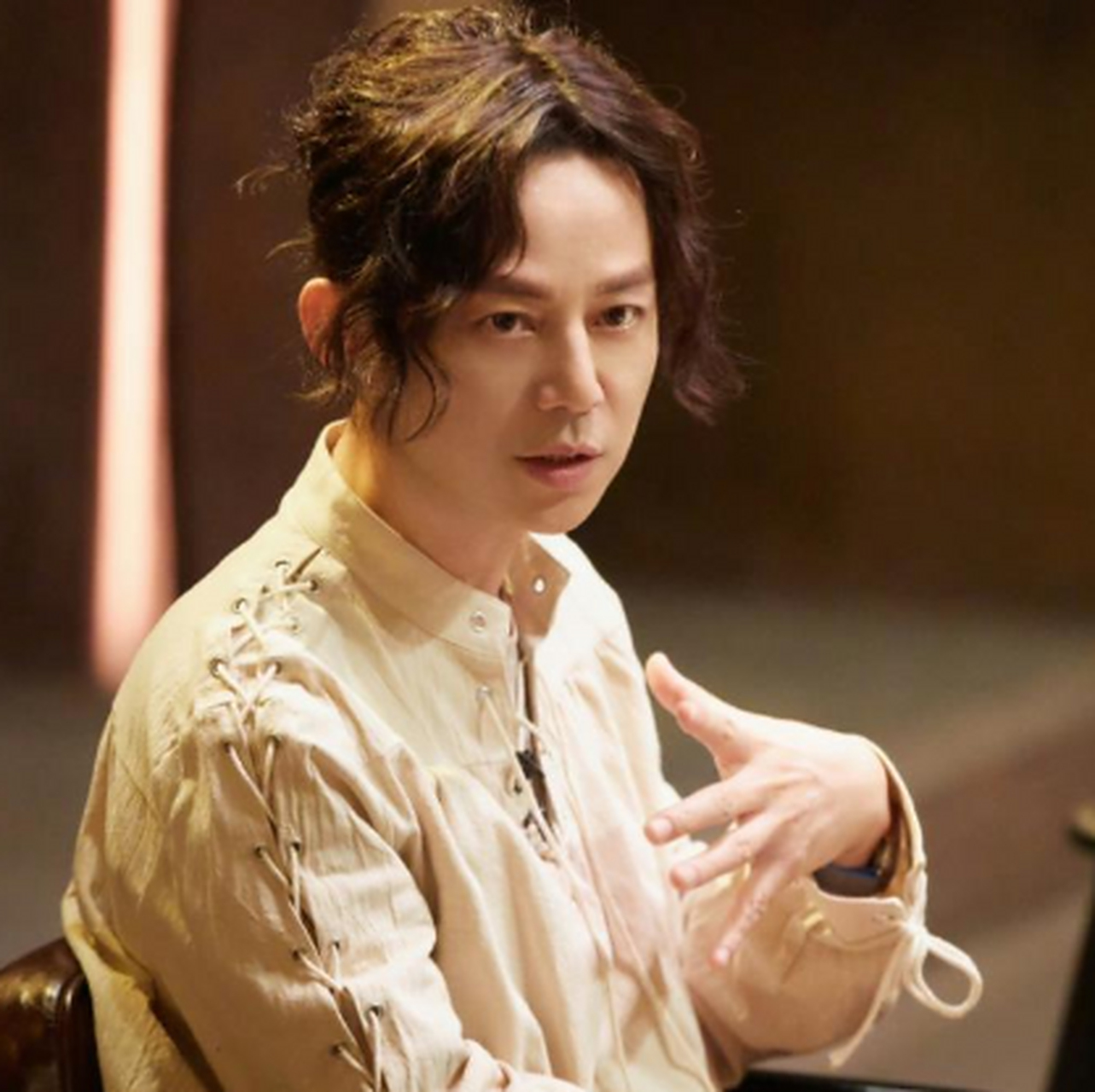 何炅的新发型真的"杀"到我了,除了身高不那么出众之外,完全符合"美