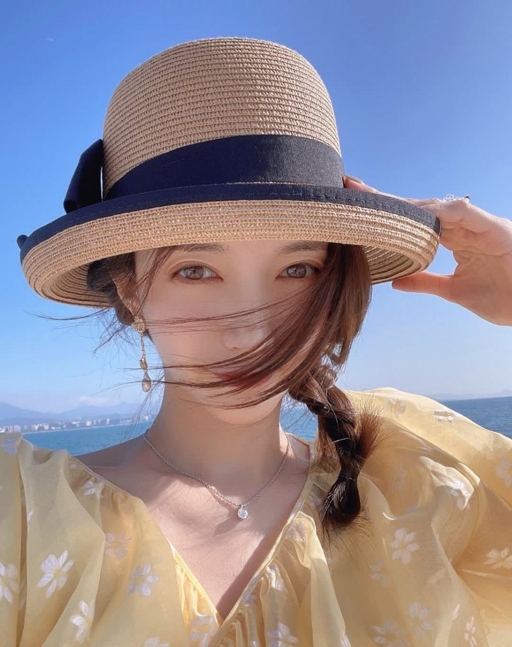 江疏影光着脚坐在游轮上,看来这次旅行还不错,脸上挂着笑容.[大哈]