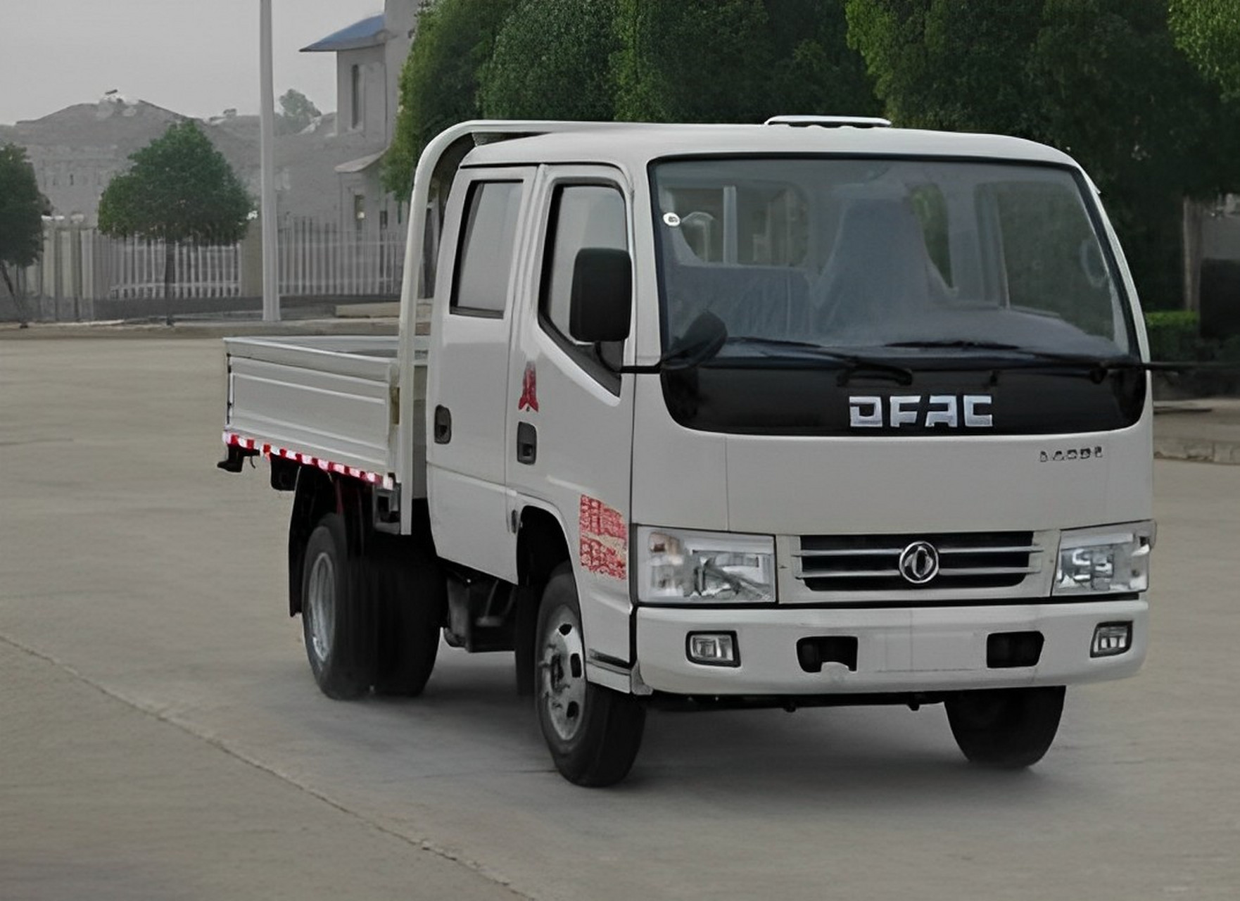 没想到路上下起了雨,小伙子们受不了雨,钻进了空棺材里躲雨!