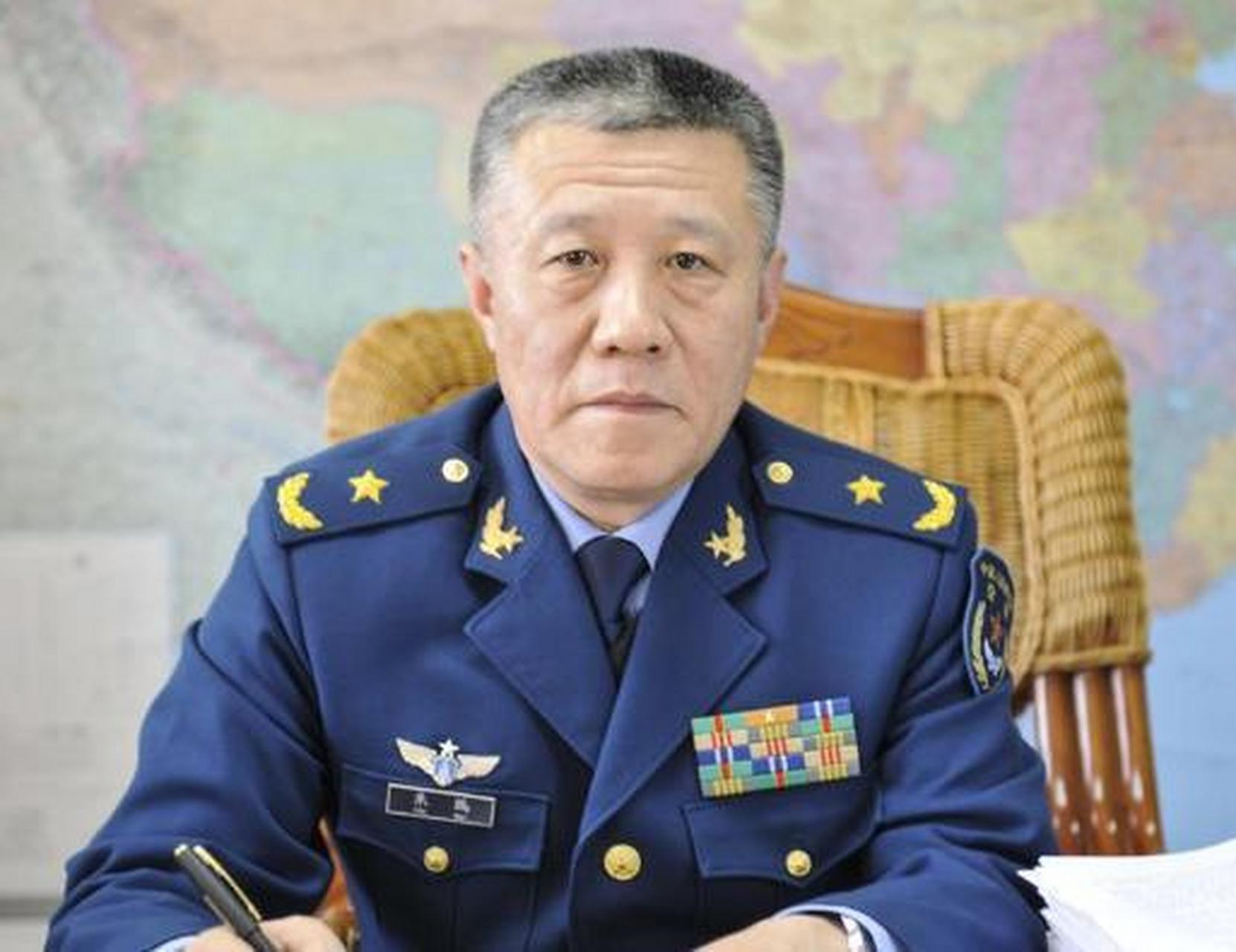 军队的军衔和职务是两回事,如果要对应党政干部的职级,就应该结合