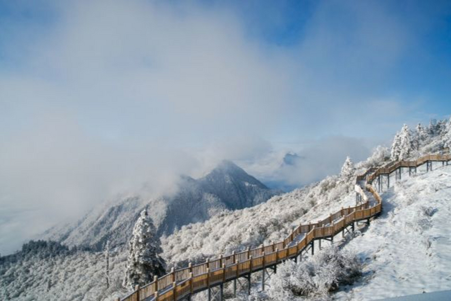 成都西岭雪山:它的最高峰大雪塘海拔高达5364米,最特别的是这里整年都