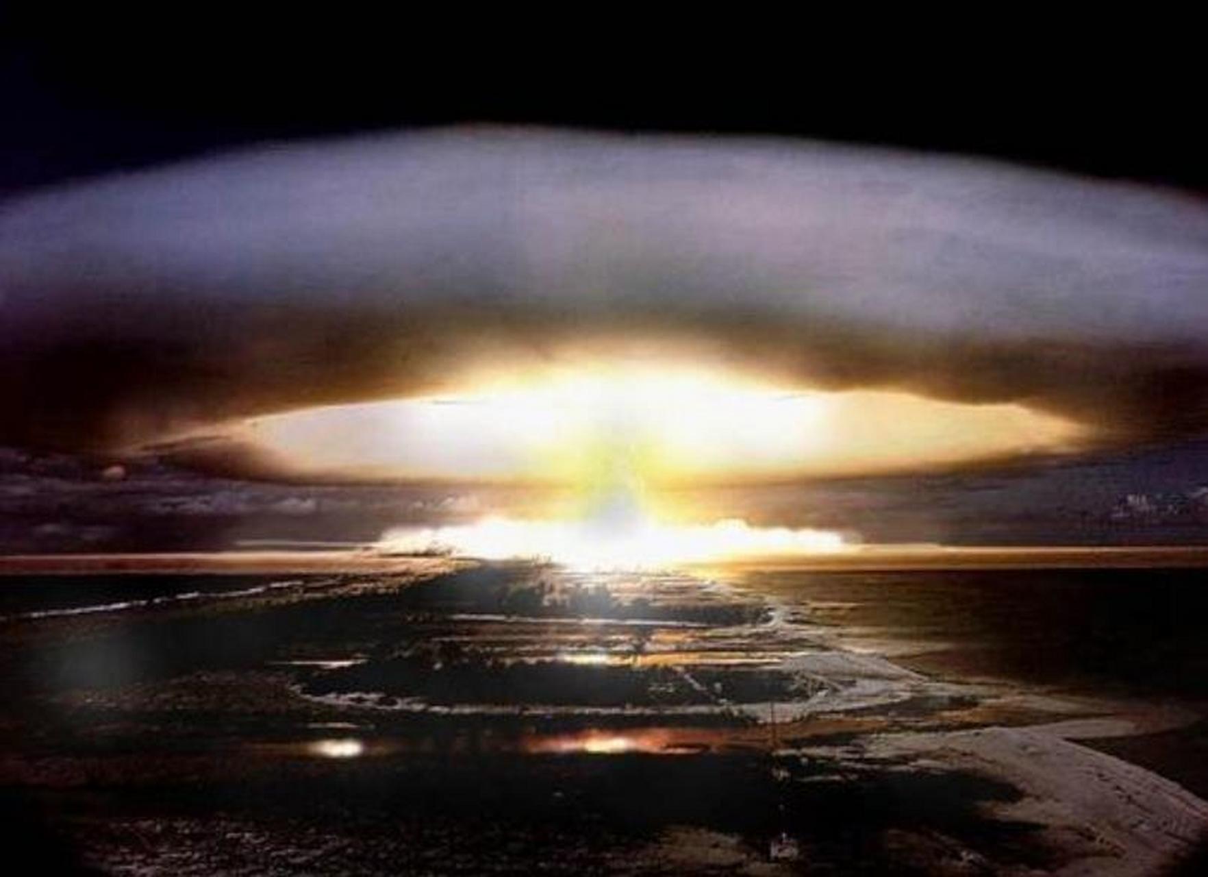 1967年我国第一颗氢弹爆炸成功,人民欢呼庆祝,各国反应耐人寻味!美国