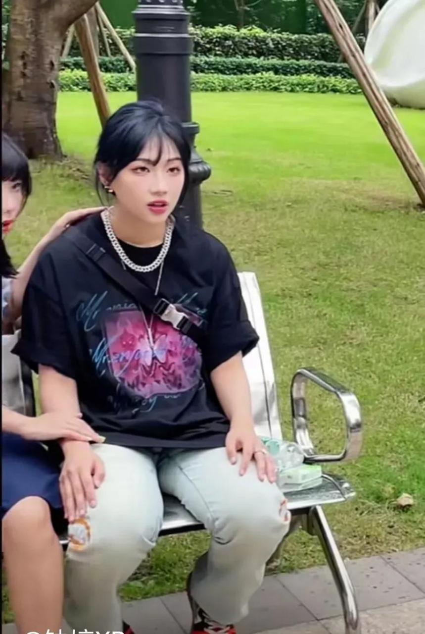 [捂脸] [捂脸] [捂脸] 刷过钟婷不少的短视频,说实话,她的颜挺符合我