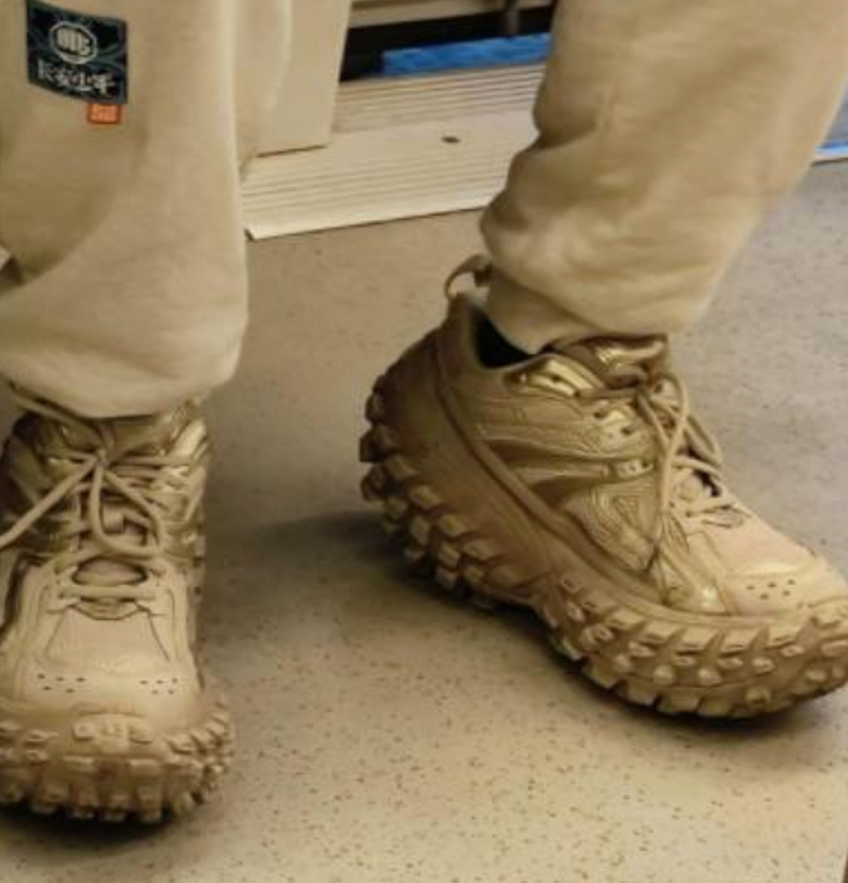 这鞋防滑效果应该不错.