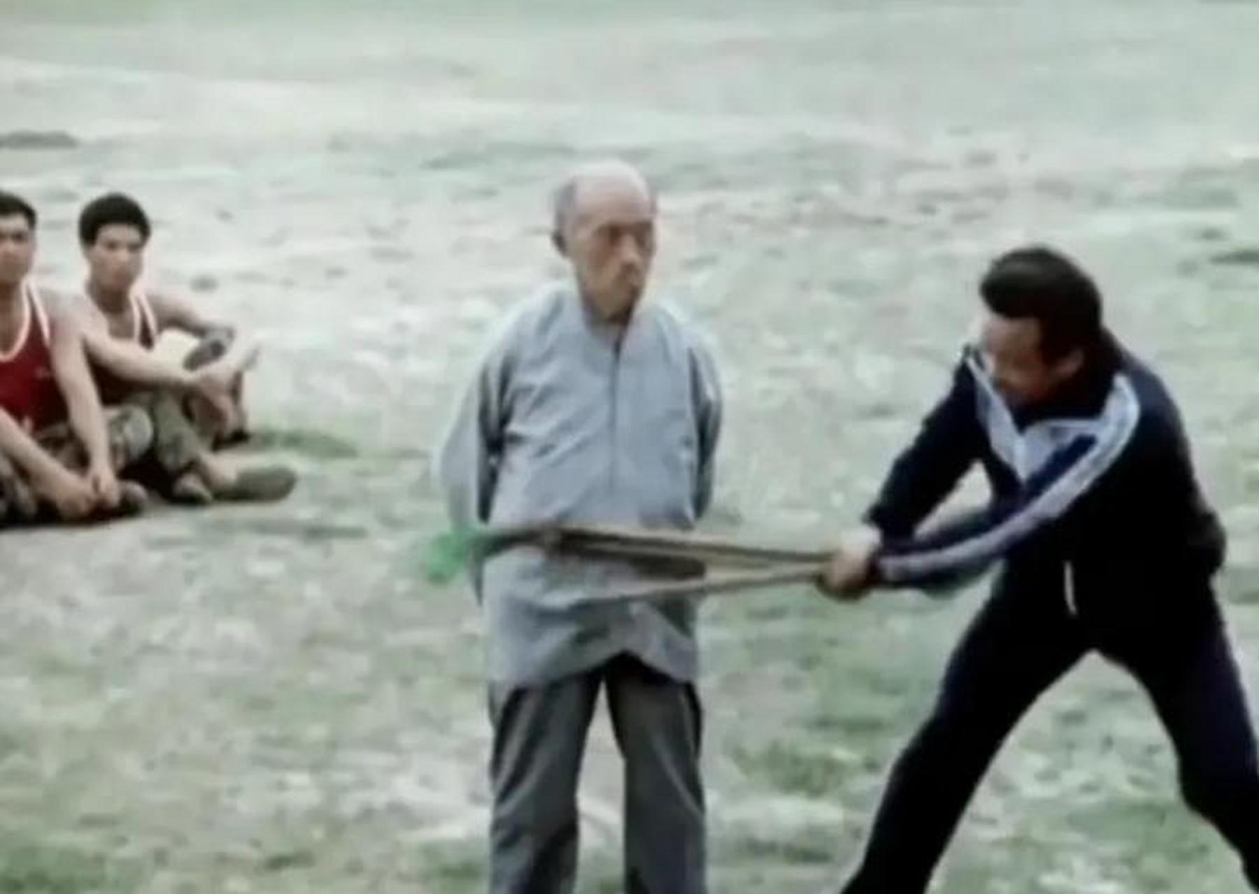 1986年,80高龄的海灯法师在武警学校表演《金钟罩》!