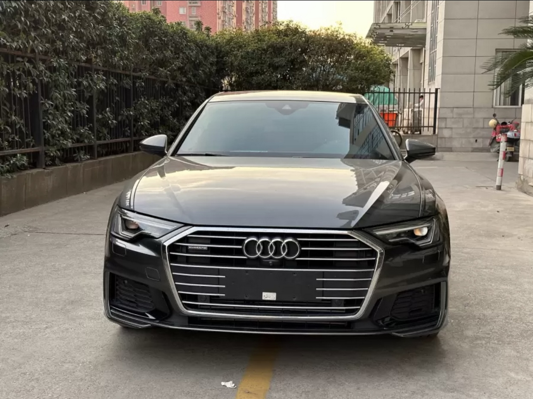 车友两年前买了辆奥迪a6l 55 tfsi 尊享致雅型,落地价60.