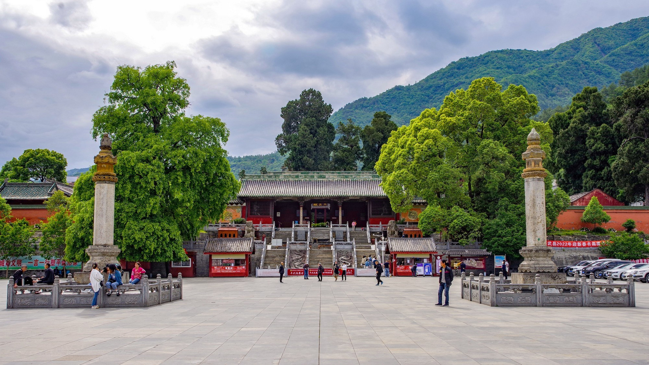平武报恩寺 位于四川省绵阳市平武县城中部,是中国目前保存最为完好的