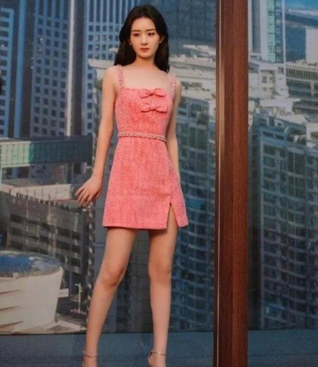 赵丽颖穿粉色吊带裙,粉嫩粉嫩的,满满的少女感