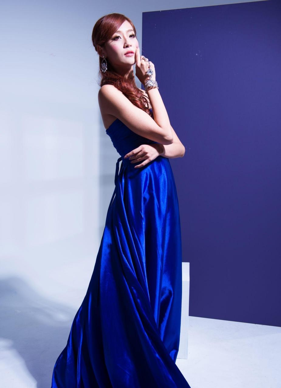 蓝色抹胸礼服搭配一双水晶高跟鞋性感迷人
