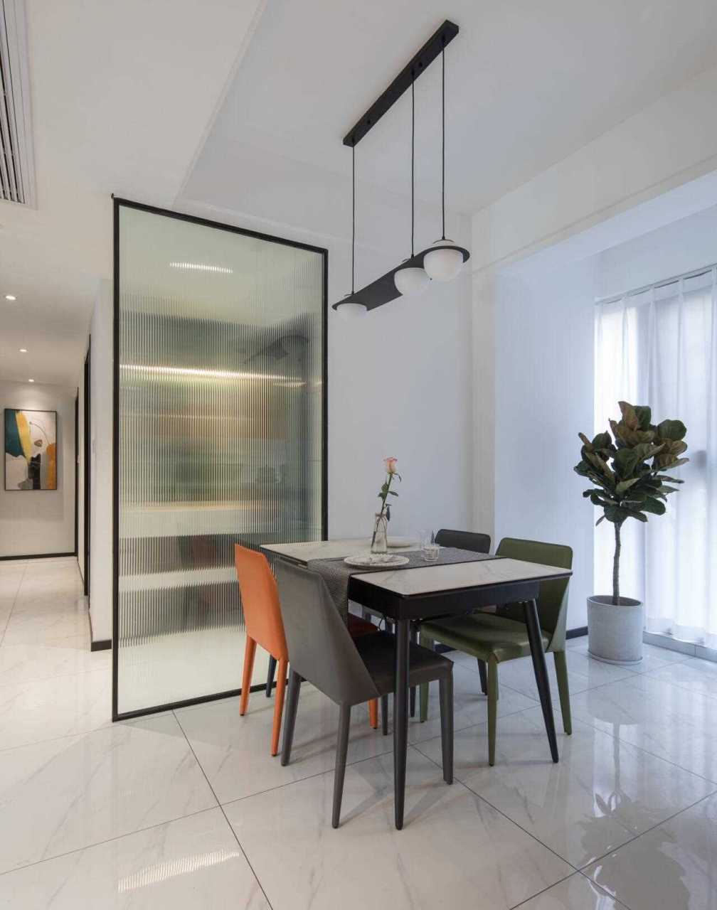 长虹玻璃隔断将餐厅和卫生间干区恰当好处的分离出来,玻璃材质不会因