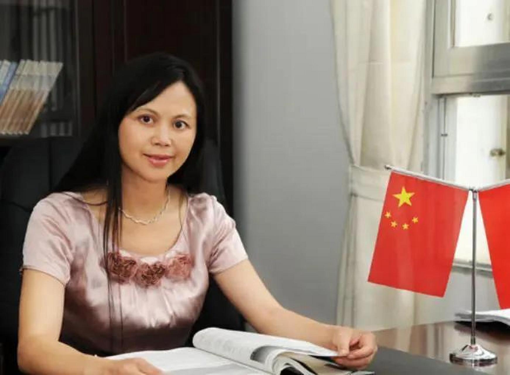 钟海燕,出生于1963年,是贵阳市实验小学的杰出校长,同时也是小学高级