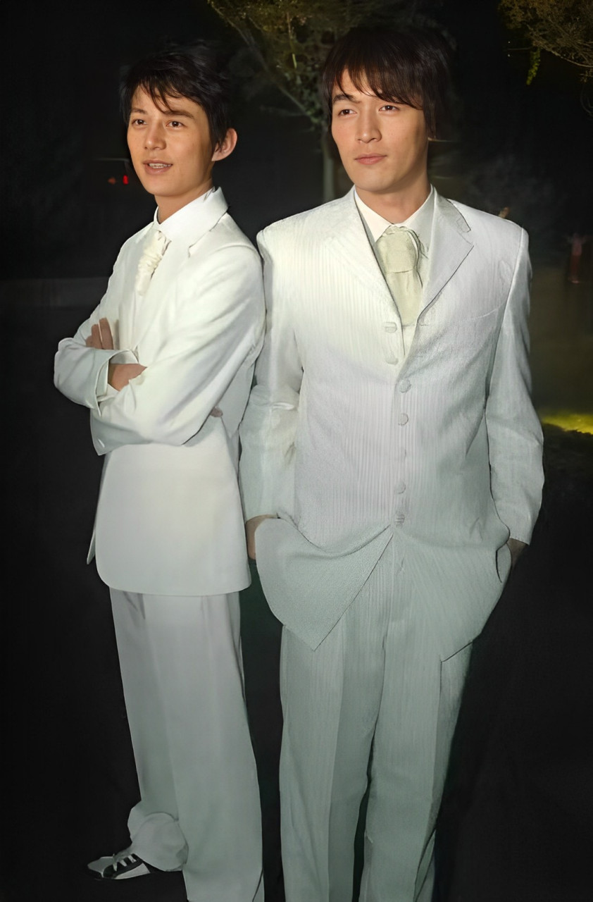 没想到何炅和胡歌其实年轻时就认识,两人甚至还一起拍过一张照片.