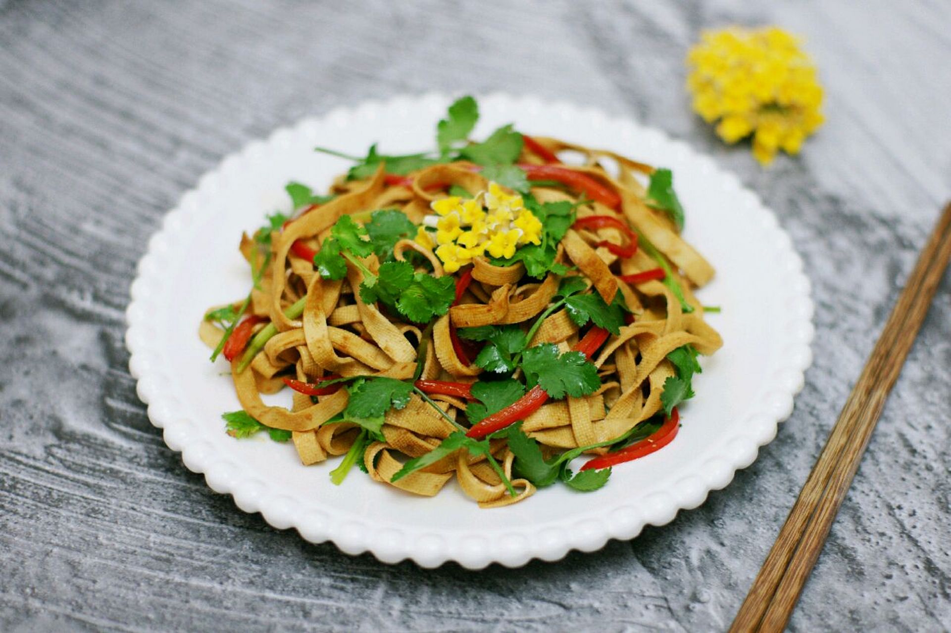 香菜拌豆腐皮图片