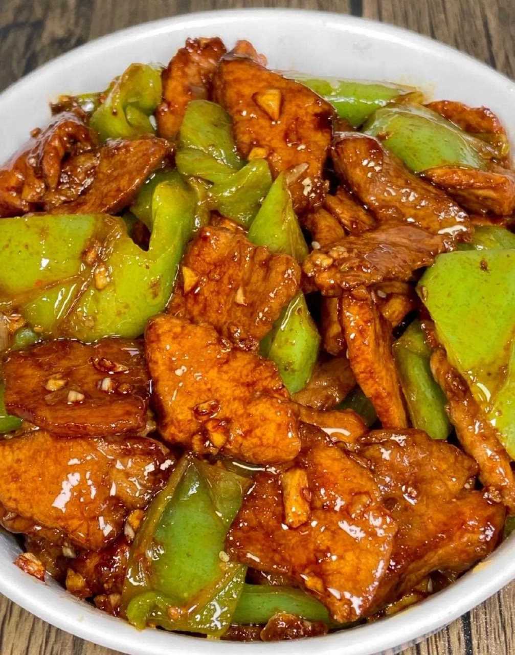 香辣下饭的小炒肉片,调味简单又好做[不高兴] 食材: 猪里脊,蒜末,生姜