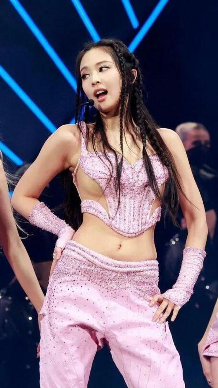 韩国女团成员金珍妮穿露下乳装在美国演出,许多韩国网友对珍妮的暴露