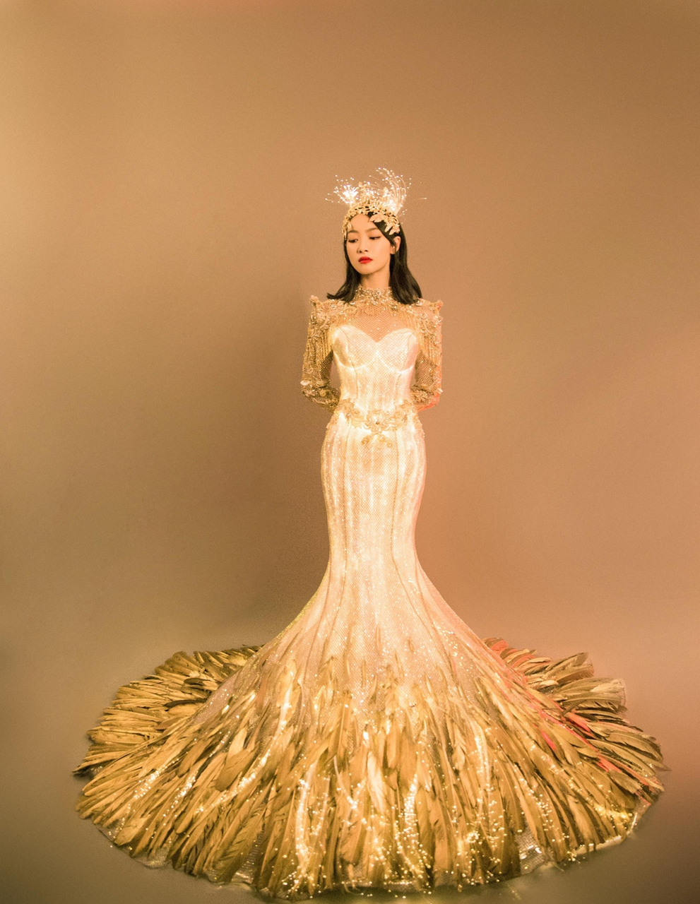 宋茜真不愧是"金鹰女神",身穿一席"光芒万丈"的长裙,好身材一览无遗!