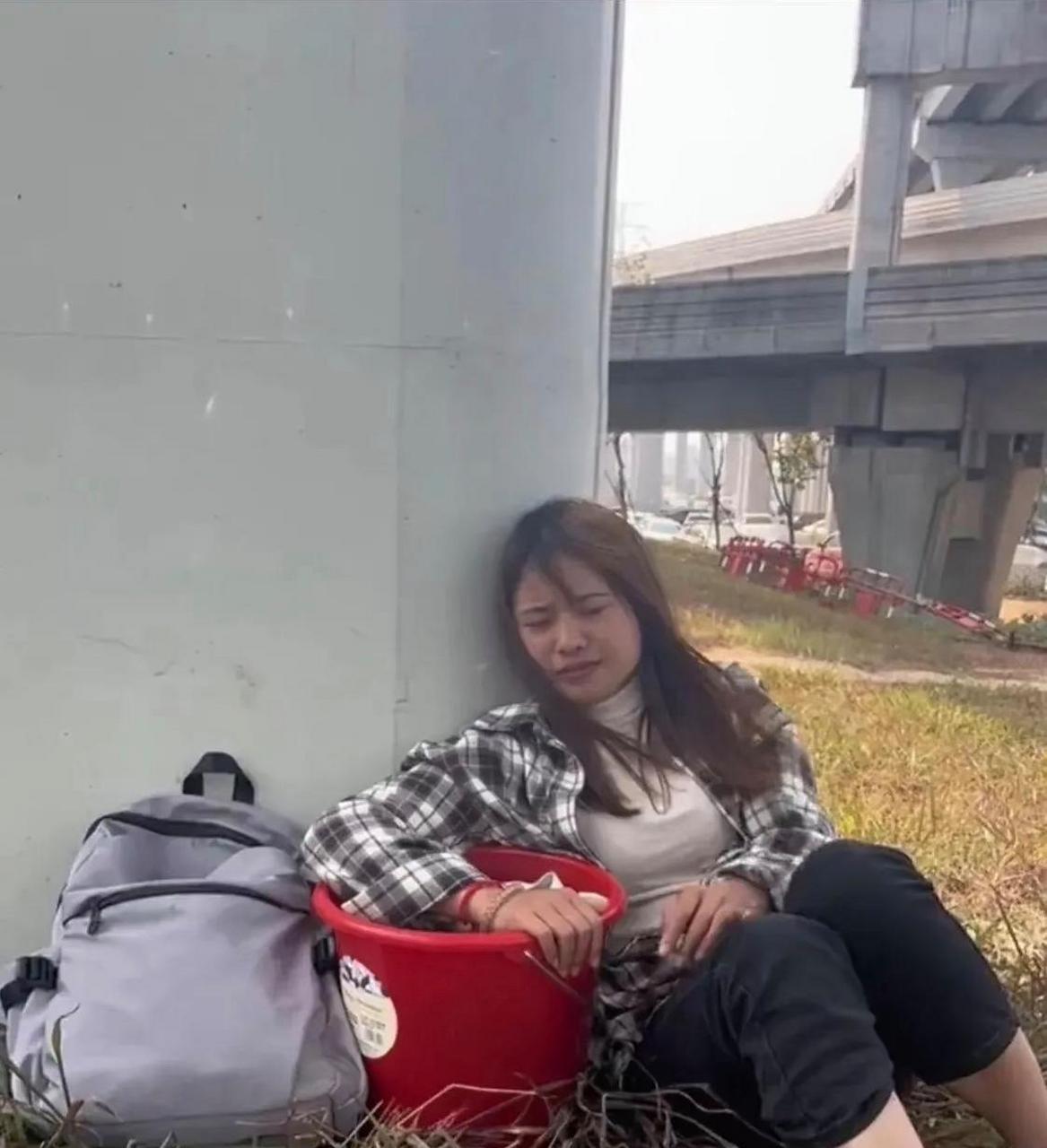 一个人来到大城市,没找到工作睡桥下