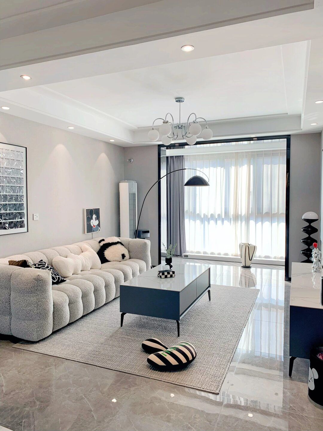 装修风格,现代黑白灰简约风 客厅 1背景墙: 全屋浅灰色质感墙布,不做