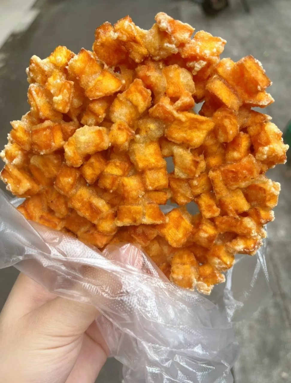 湖北j早餐有一种油炸食品叫"芍面窝", 也有的叫红薯粑粑.