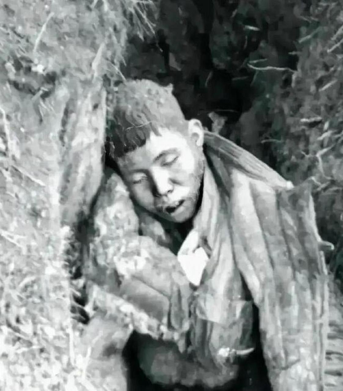 抗美援朝时期,一位被冻成冰雕的志愿军战士的照片.