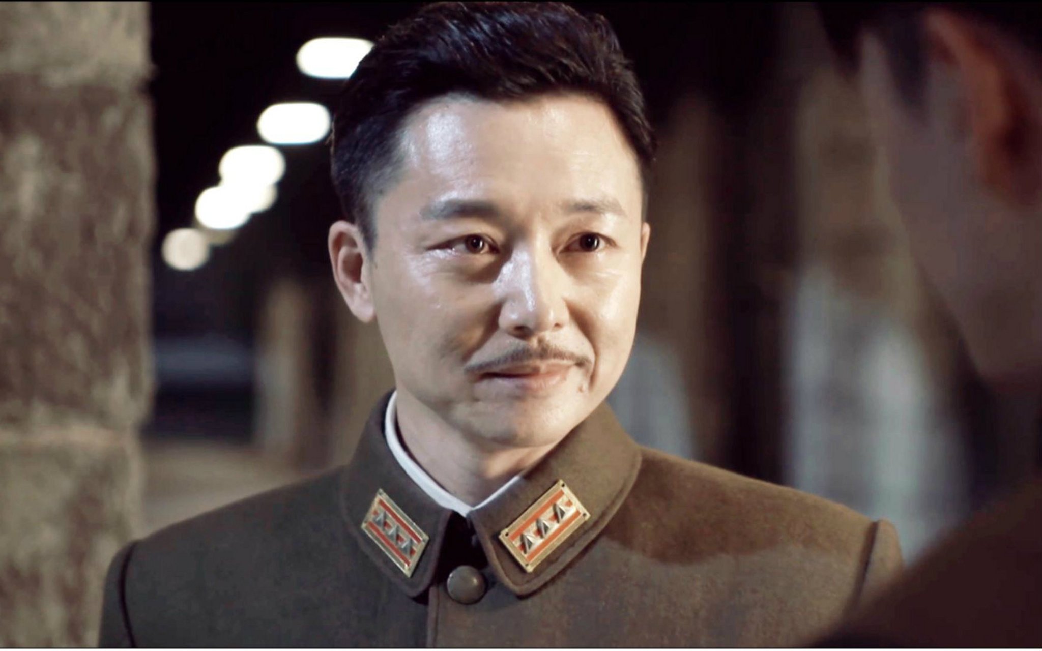 在《伪装者》里,他是胡歌的噩梦,也是胡歌的师傅,是个心狠手辣的疯子