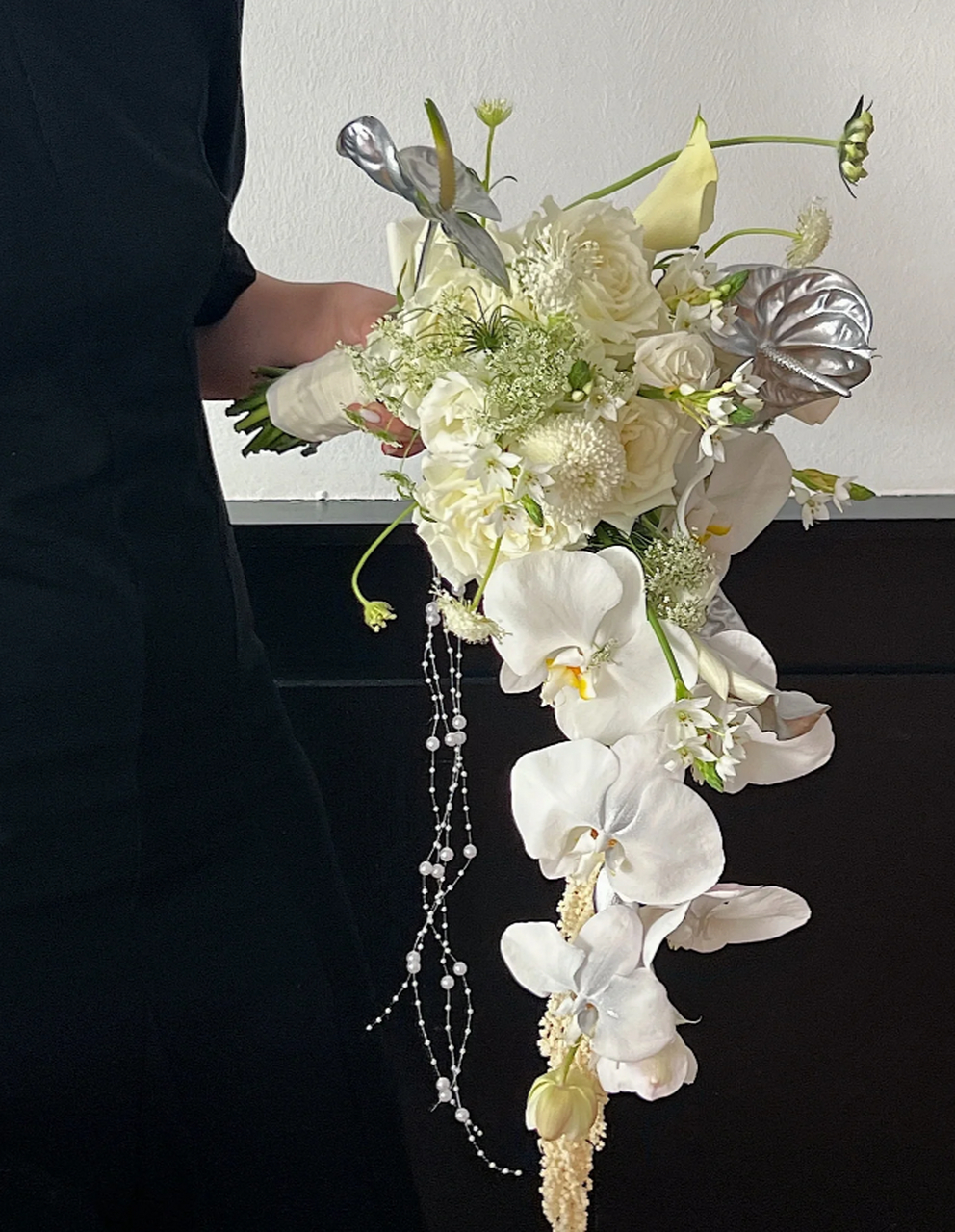 清新脱俗:银白色水滴手捧花的独特魅力 这款银白色水滴手捧花,以其