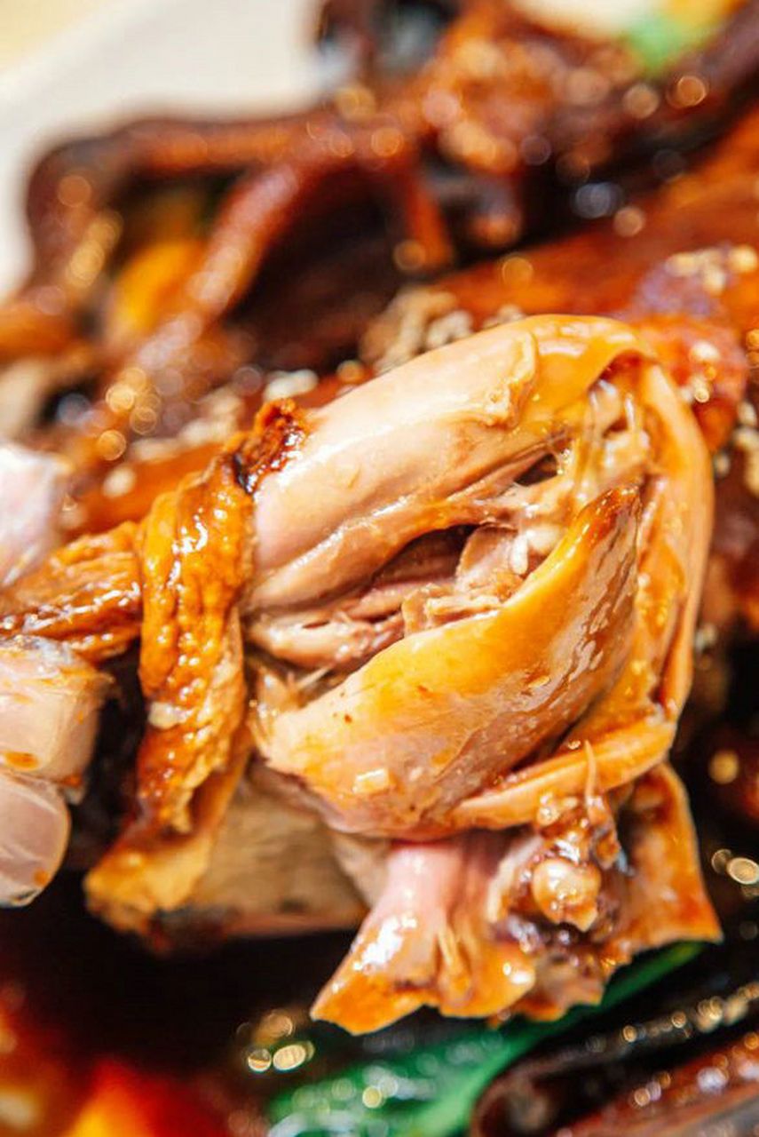 陈皮花雕醉鸭是萬國经典名菜之一,每逢周末能卖出100多只.