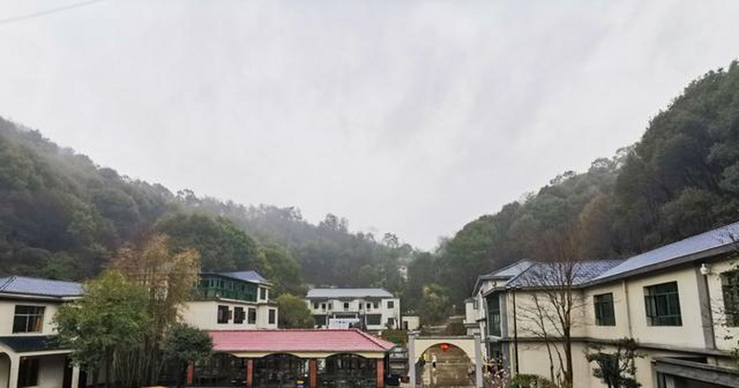 爬山赏景哪里去,荣辉山庄春意浓