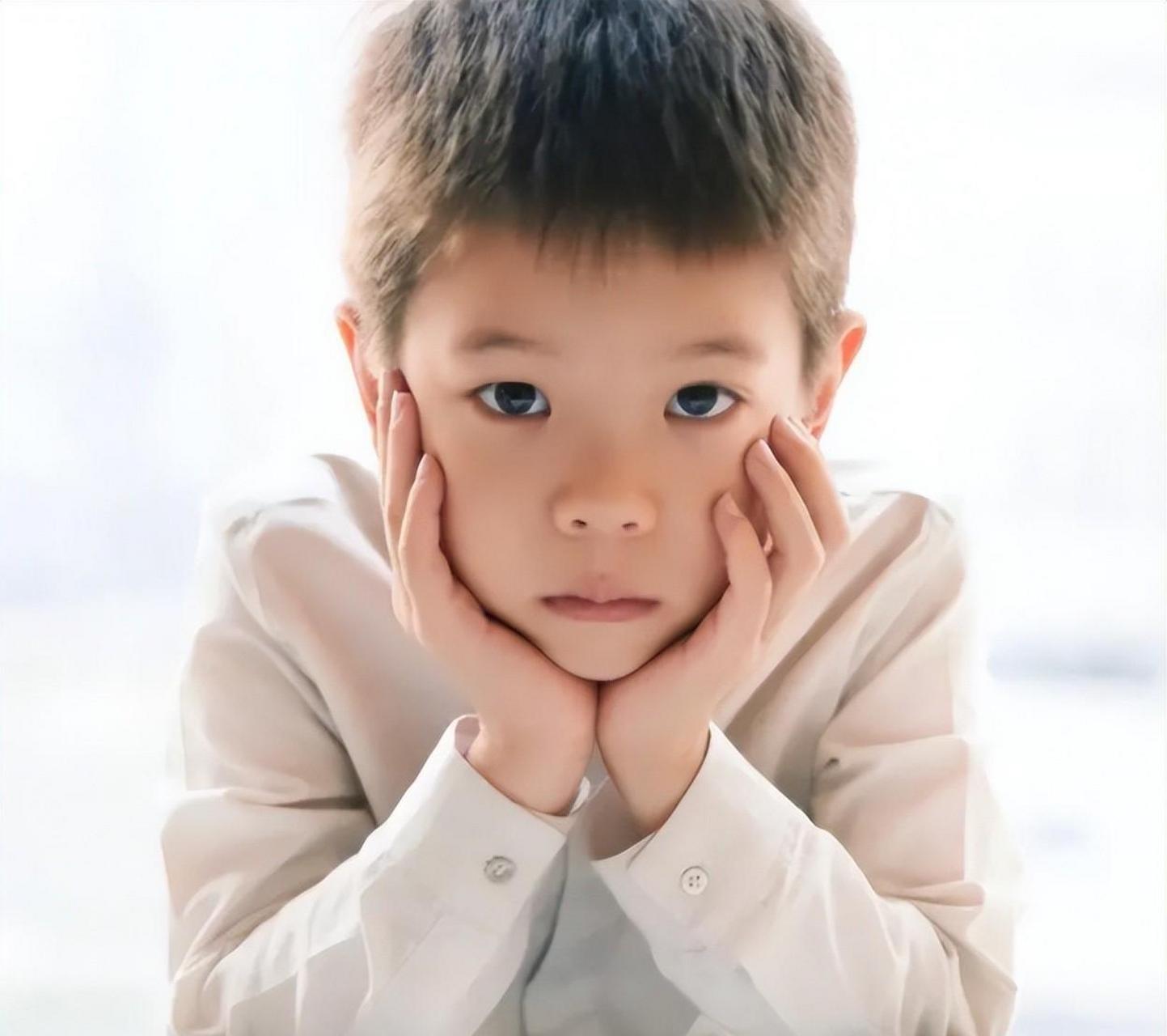 的质疑说是不是身体出了问题,毕竟嗯哼比起小时候容貌确实变化挺大