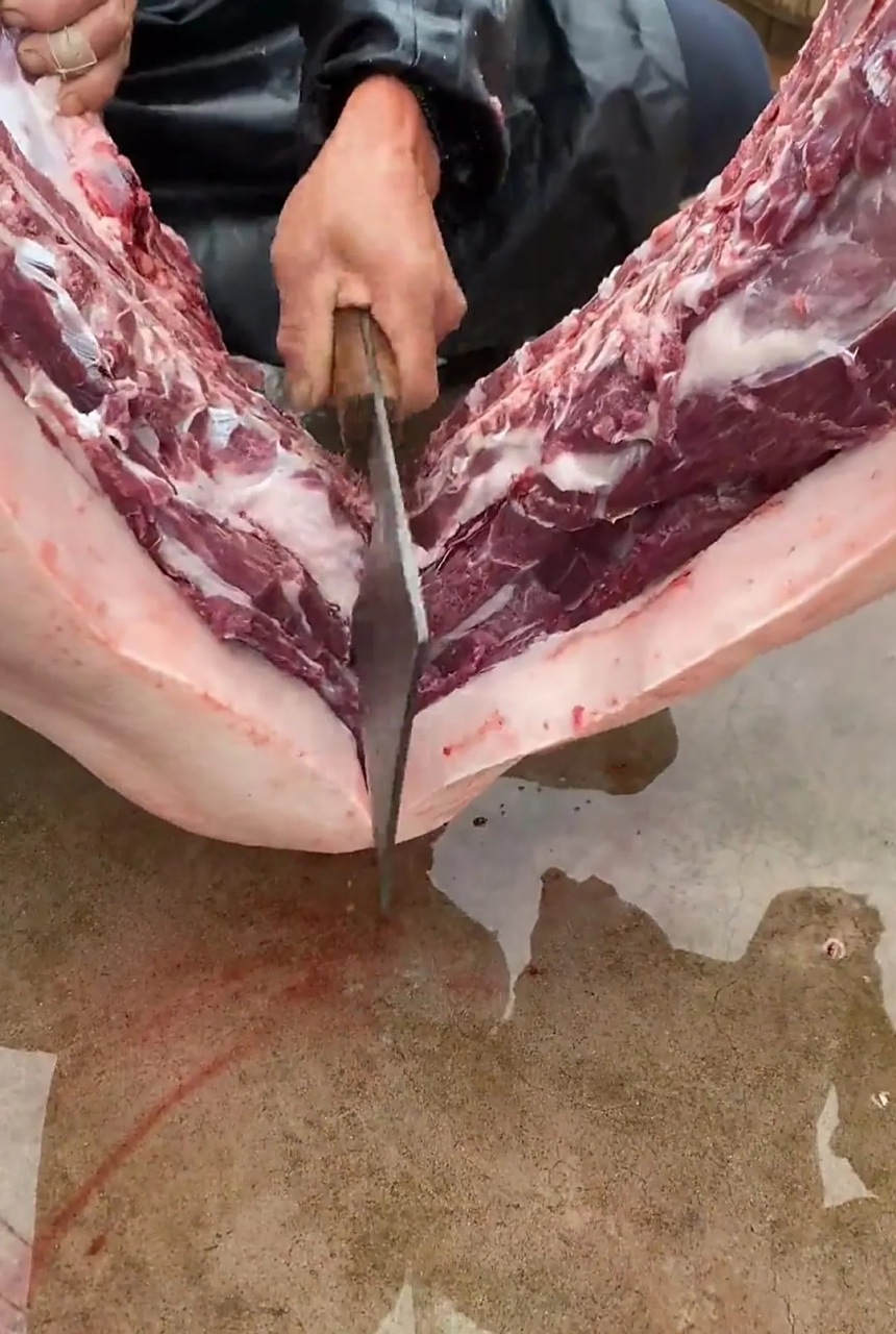 一刀把猪劈成两半,大哥好刀法啊!