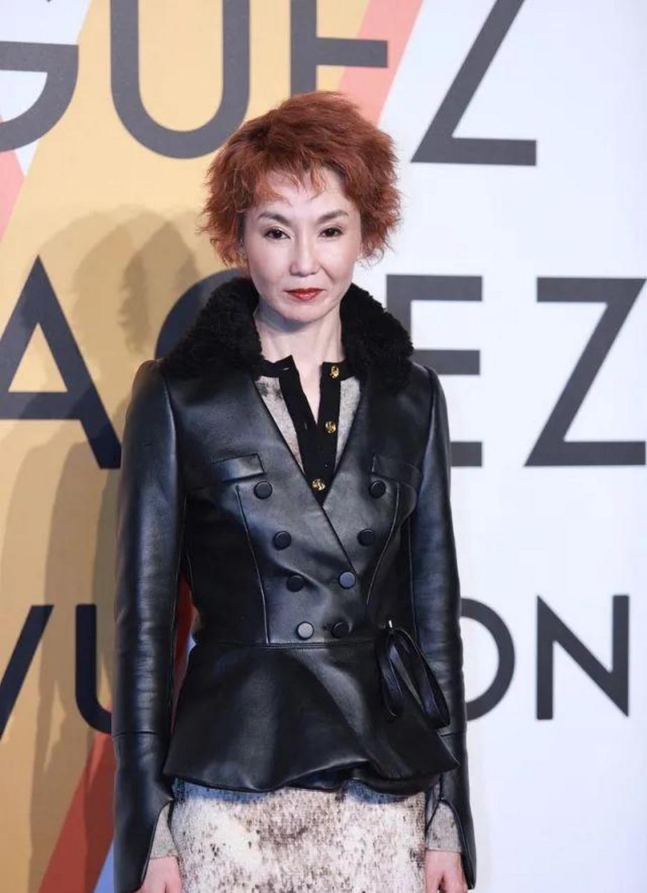 生活穷困,穿19元地摊货,无儿无女 从这张照片,我们猜测张曼玉过的幸福