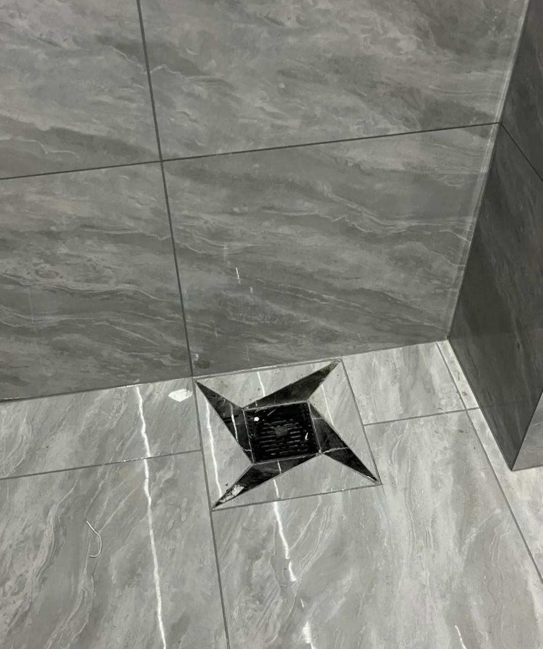 铺砖时,男朋友让师傅用黑砖整了个旋风地漏,我看到后都傻眼了,这啥啊?