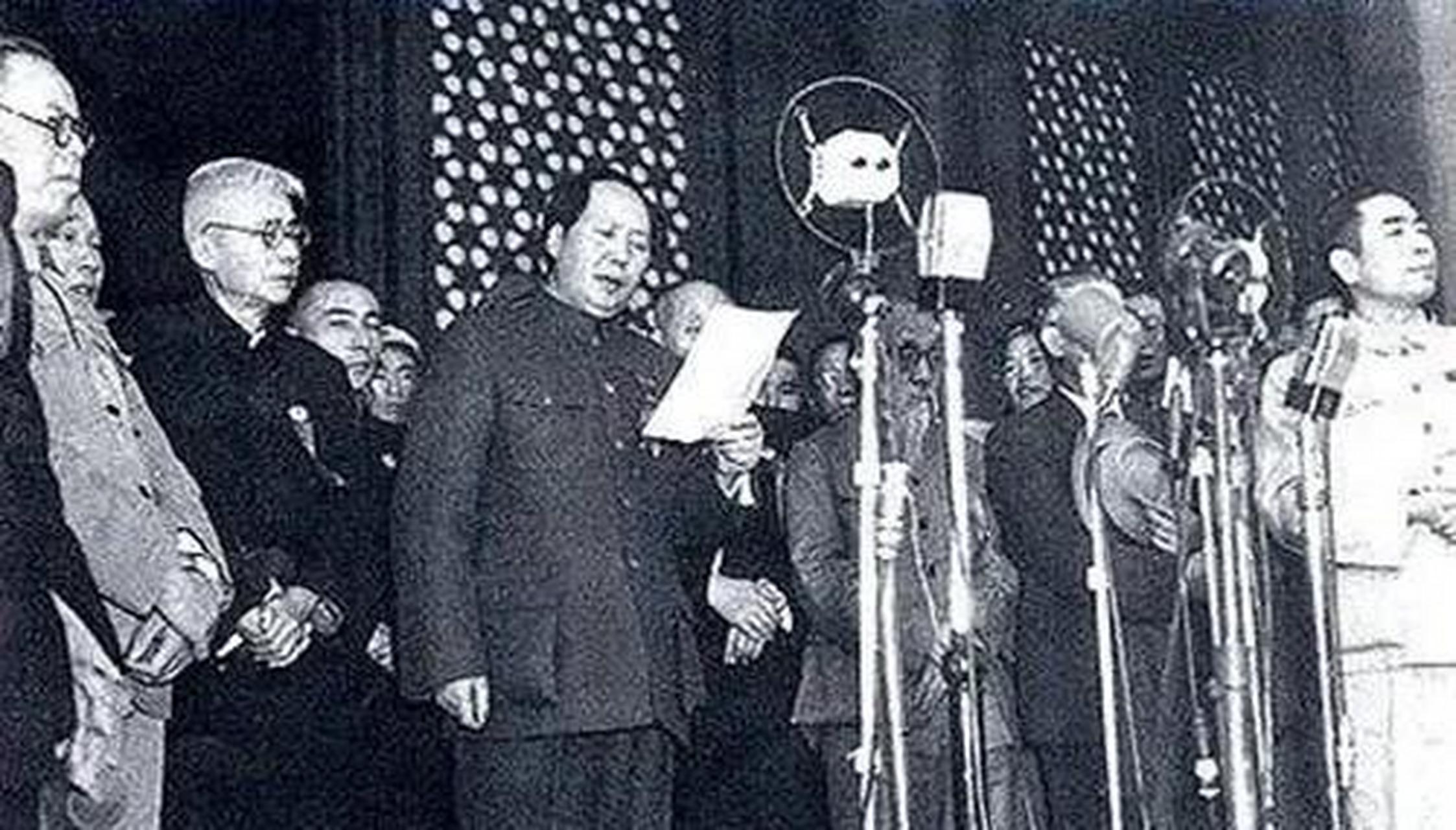 领动计划 1949年10月1日的开国大典上,苏联人克雷洛夫全情工作,商邋