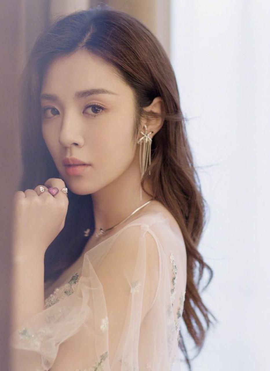 娱圈资讯快报# #王晓晨醉酒抽烟# 王晓晨 大晚上应酬,喝得有些多