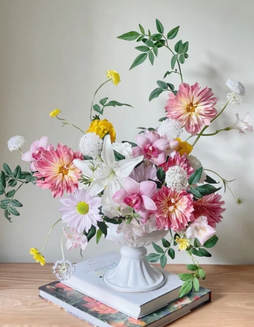 大丽花复古花瓮插花过程分享 首先,我们选用的是宝熠花卉花火大丽花