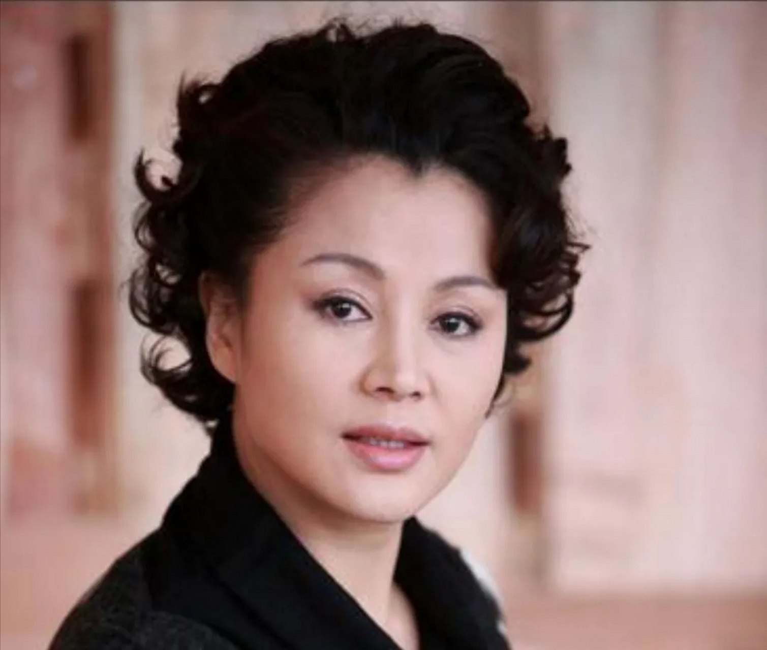 著名演员于小慧1965年出生于辽宁省丹东市,身高1.