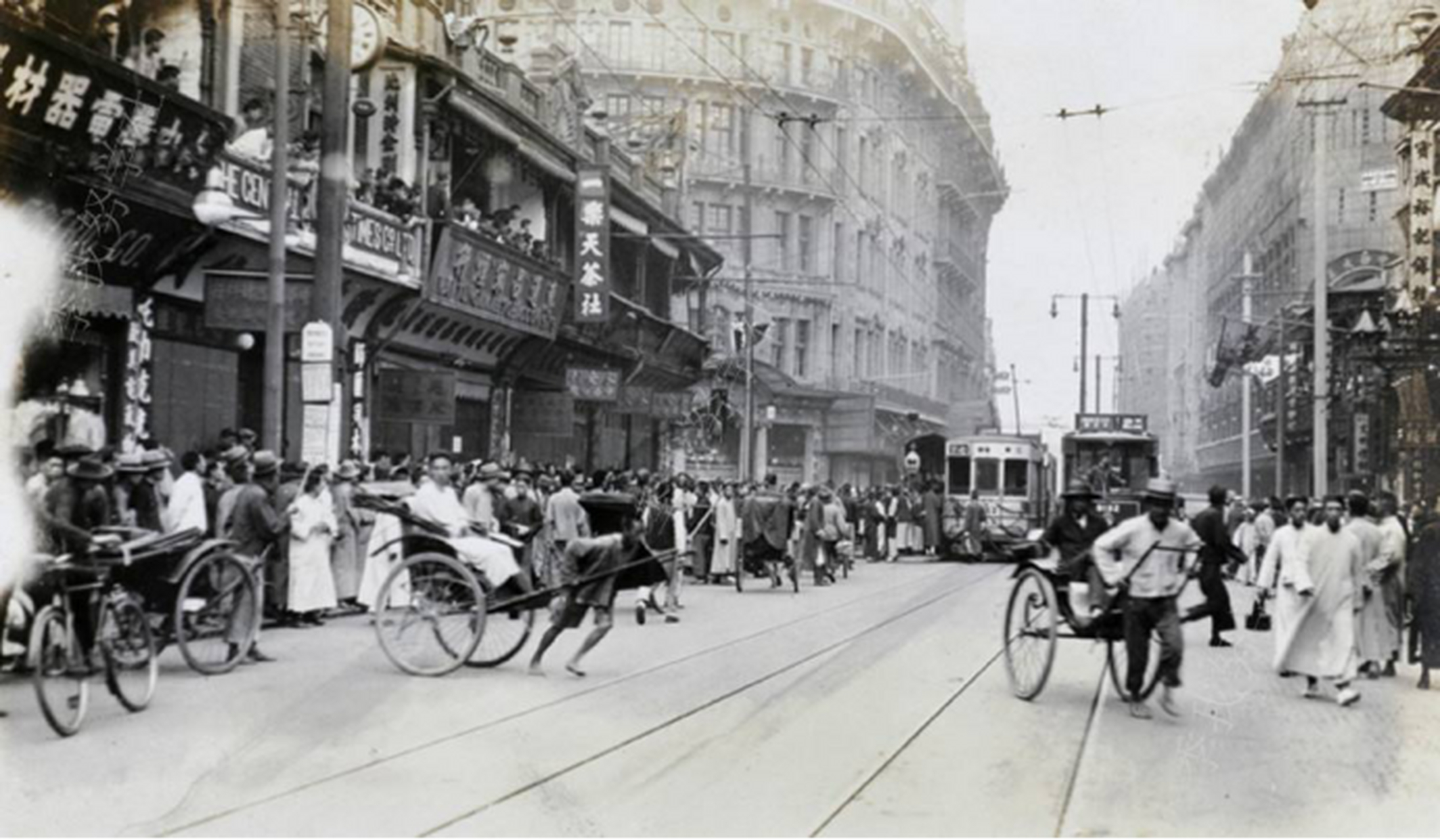 图片是民国时期的上海南京路,街道上人来人往,没有众多骑车的阻挡