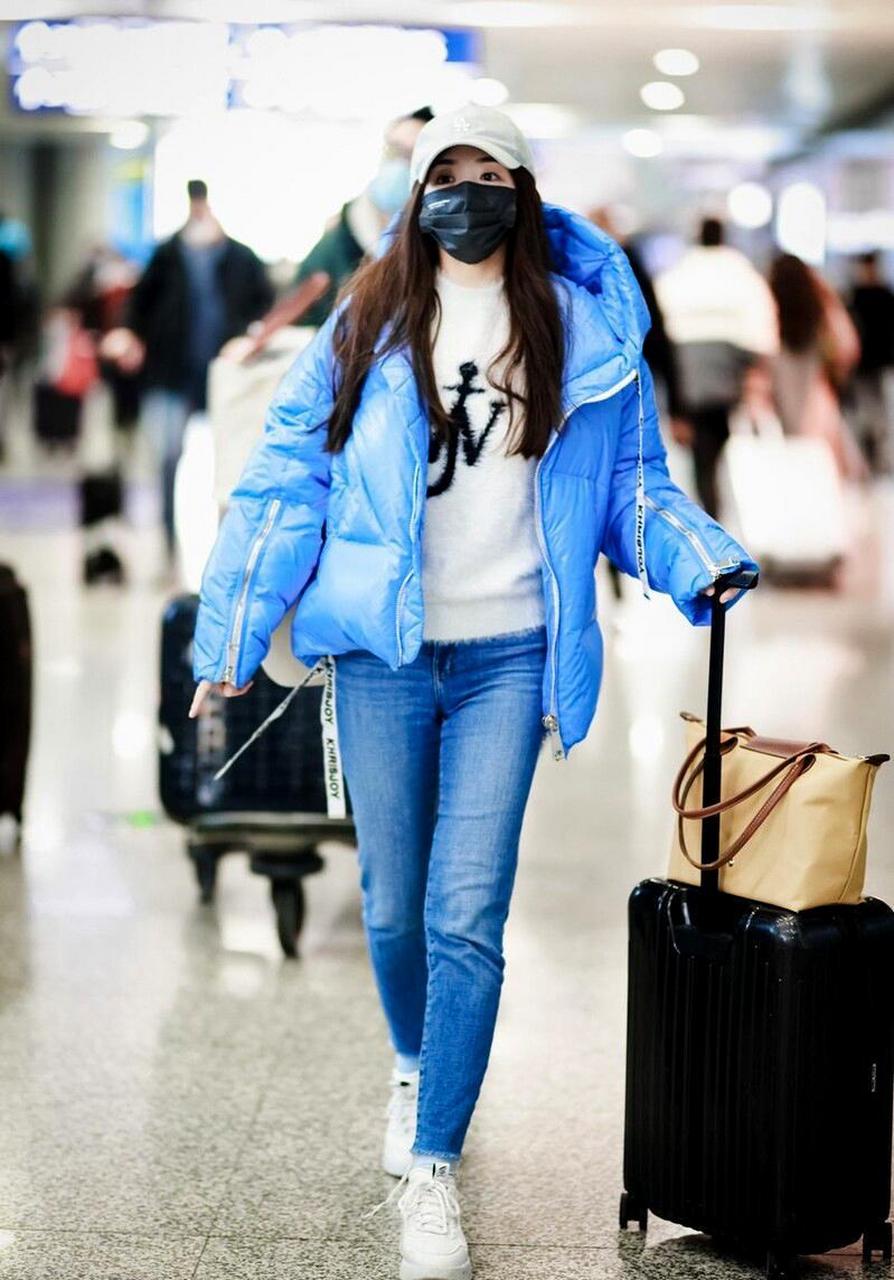 张含韵机场街拍 荧光蓝面包服搭 牛仔裤 甜美可爱气质好