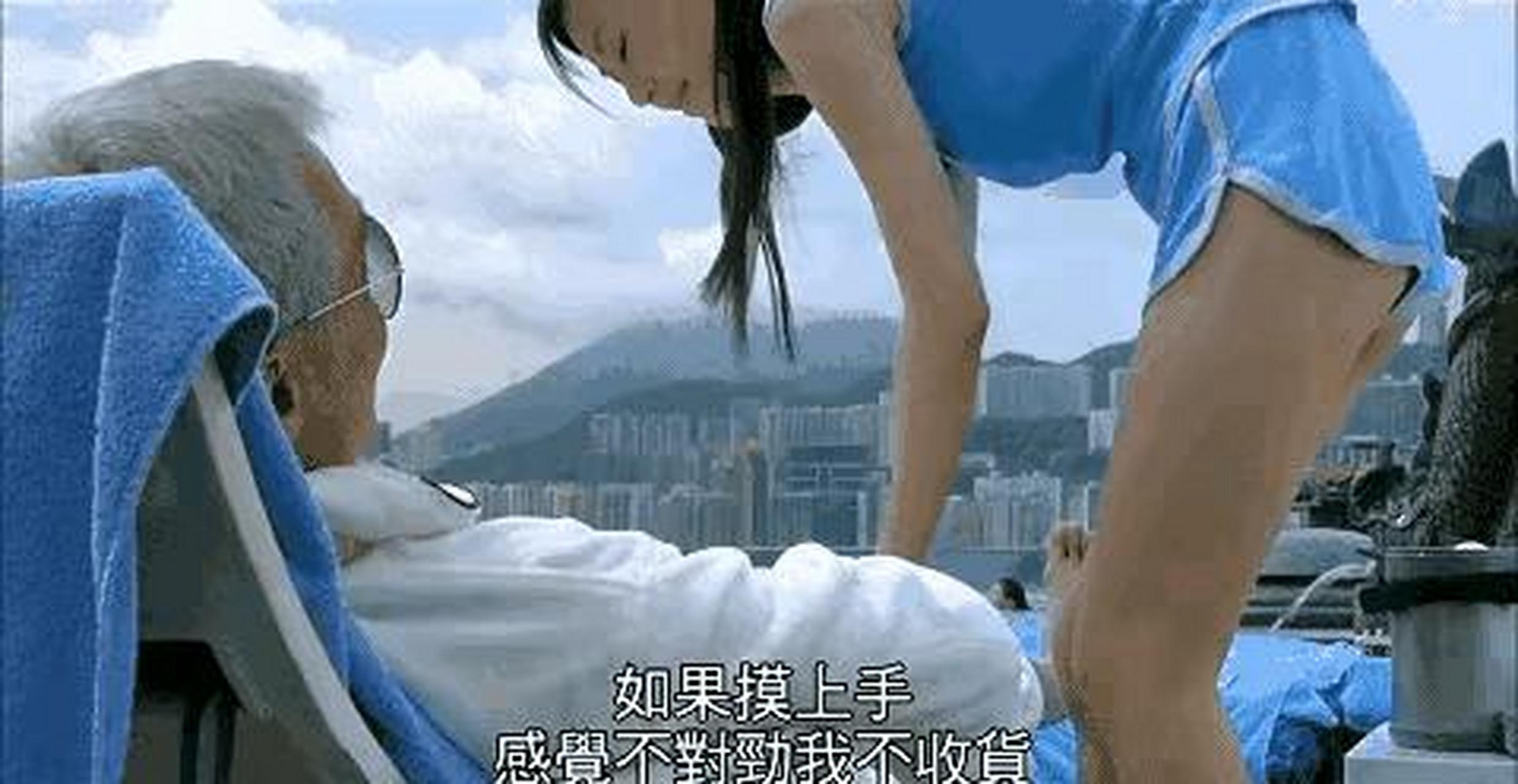 gif创作人# 梁家辉拍《饺子》,拿鸡蛋敲田朴珺的大腿,却没有敲破.