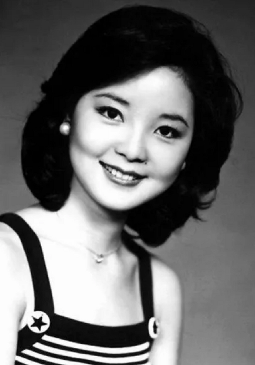 不知道有没有人注意到,梅艳芳和邓丽君的共同之处,她们嘴上方,鼻翼斜