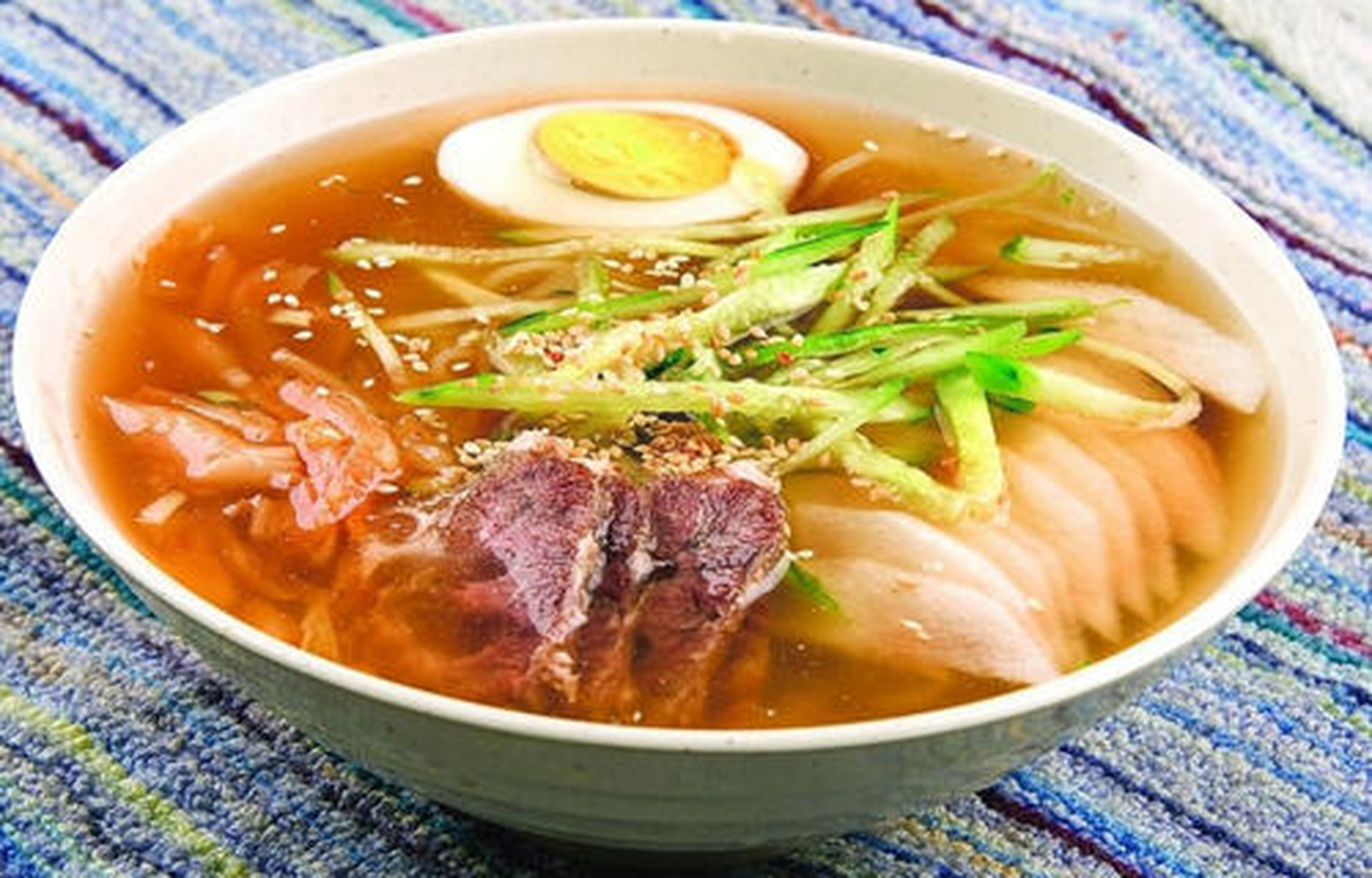 一碗好吃的冷面集鲜香,酸辣,甜咸为一体,面条劲道爽滑,汤清,配料丰富